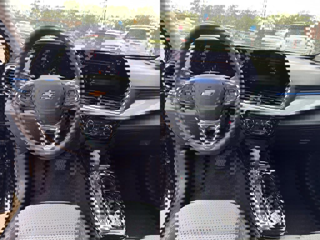 Used 2025 Chevrolet Trax LT w/ LT Convenience Package FWD image 22