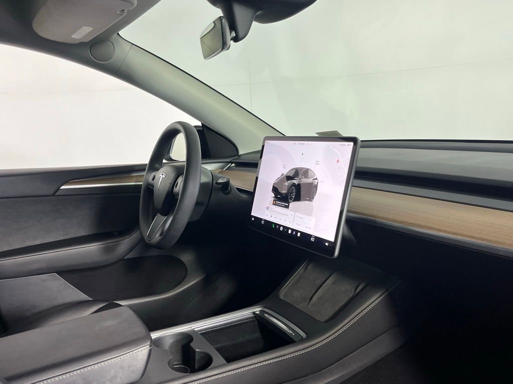 Used 2025 Tesla Model Y Long Range image 31