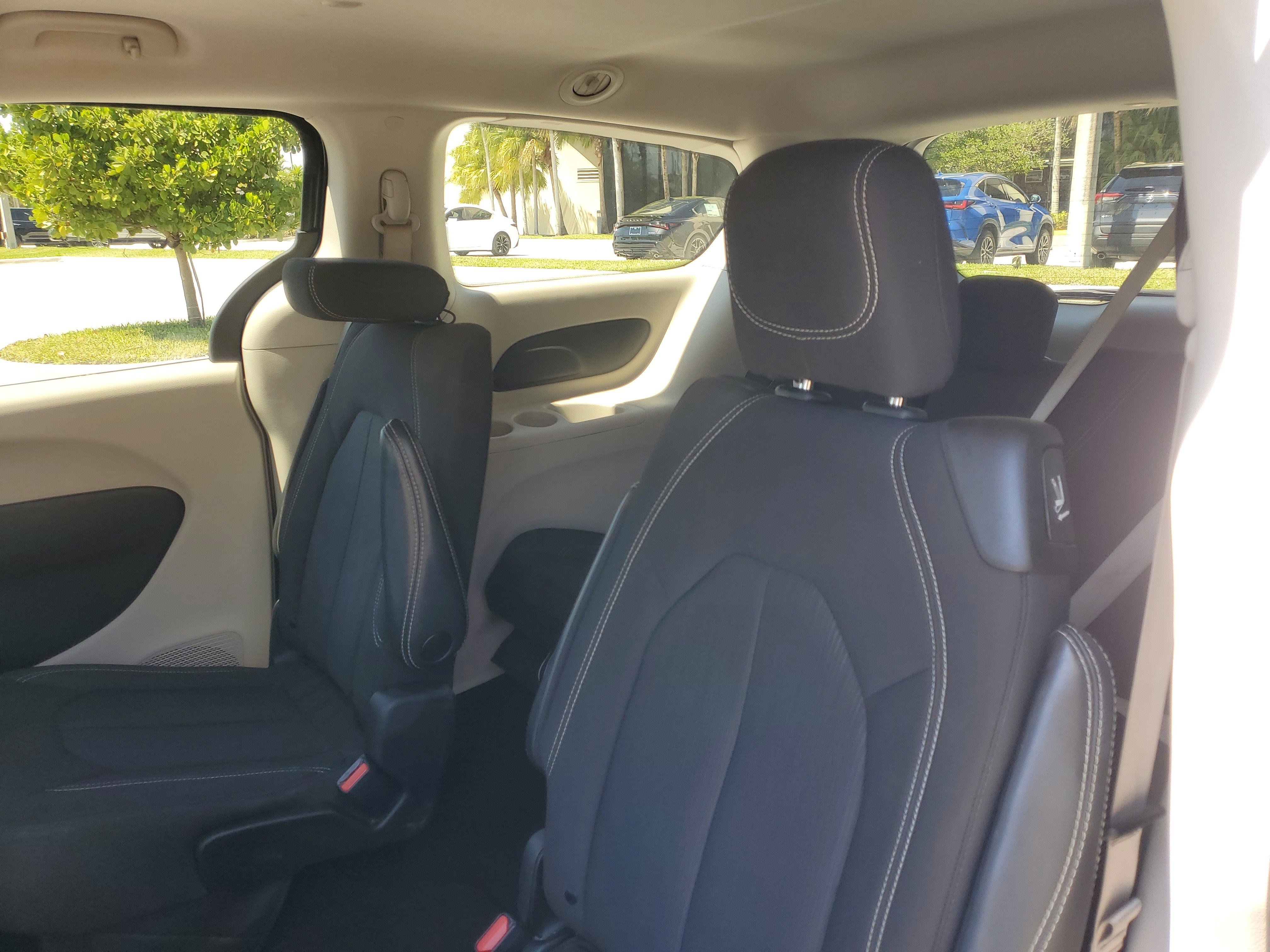 Used 2022 Chrysler Voyager LX FWD image 14