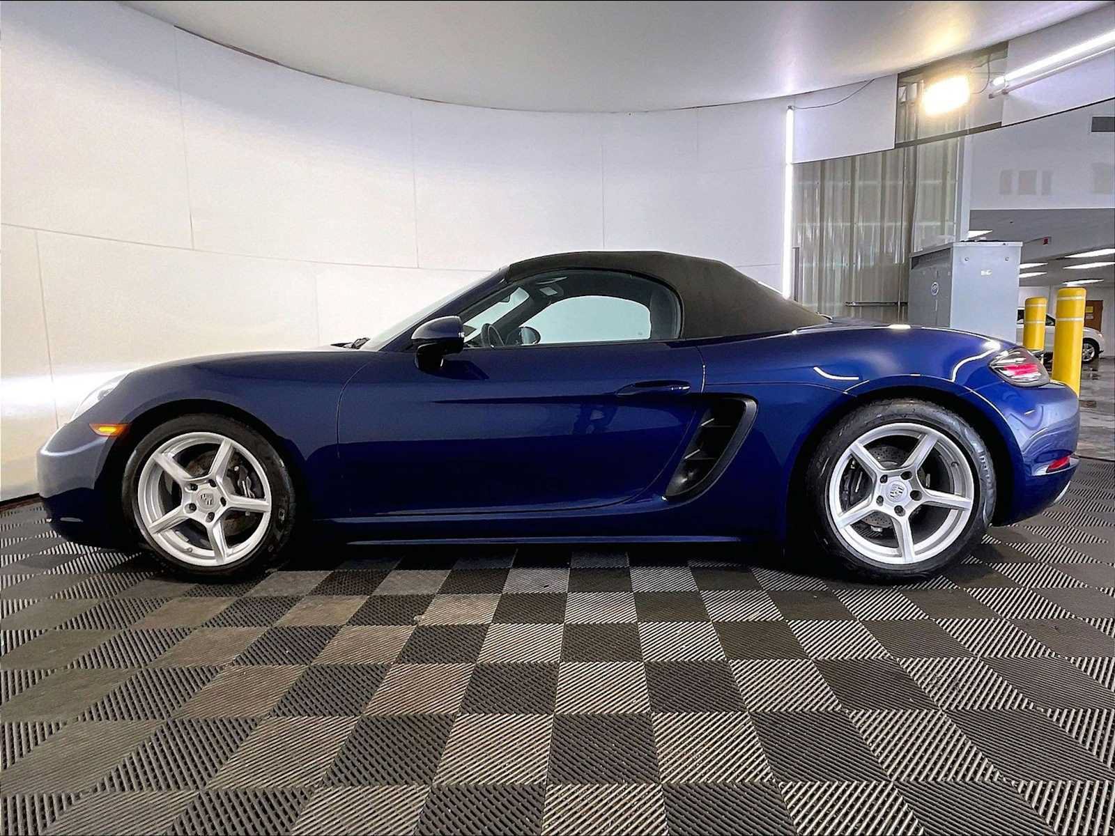 Certified 2022 Porsche 718 Boxster RWD image 2