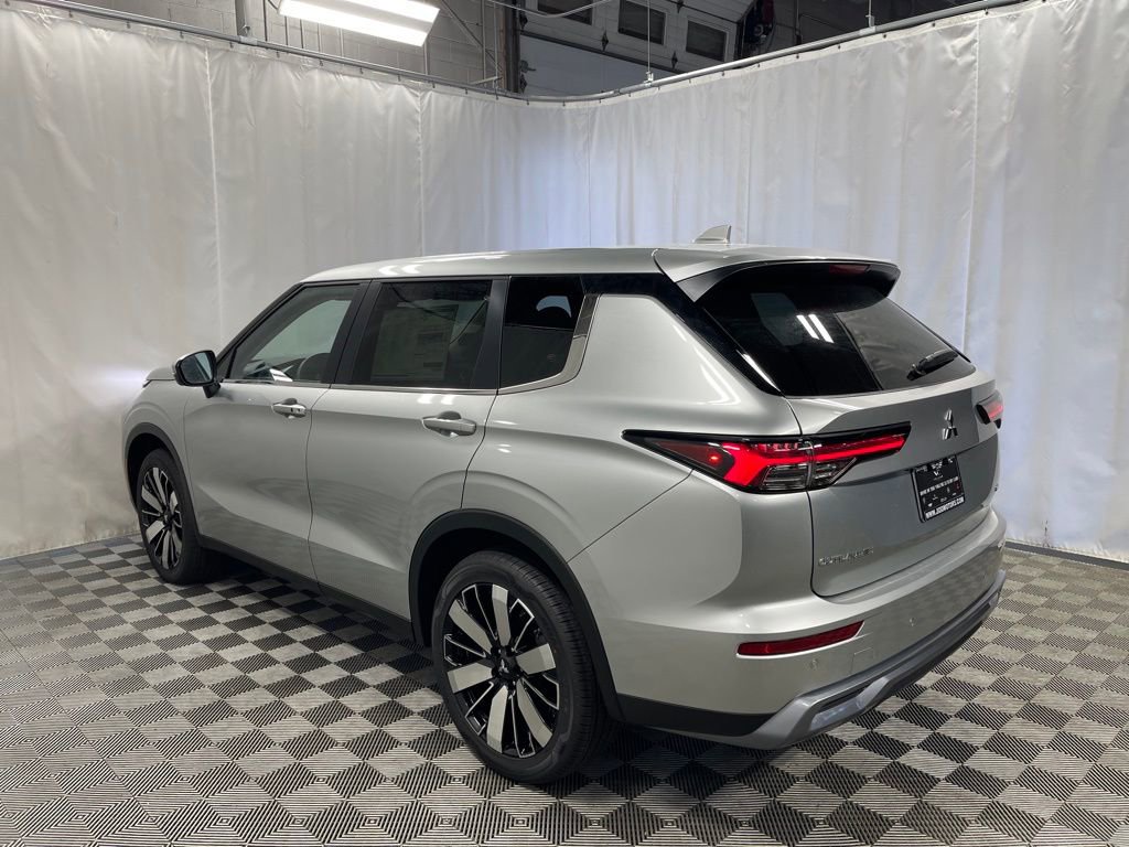 New 2025 Mitsubishi Outlander SE image 4