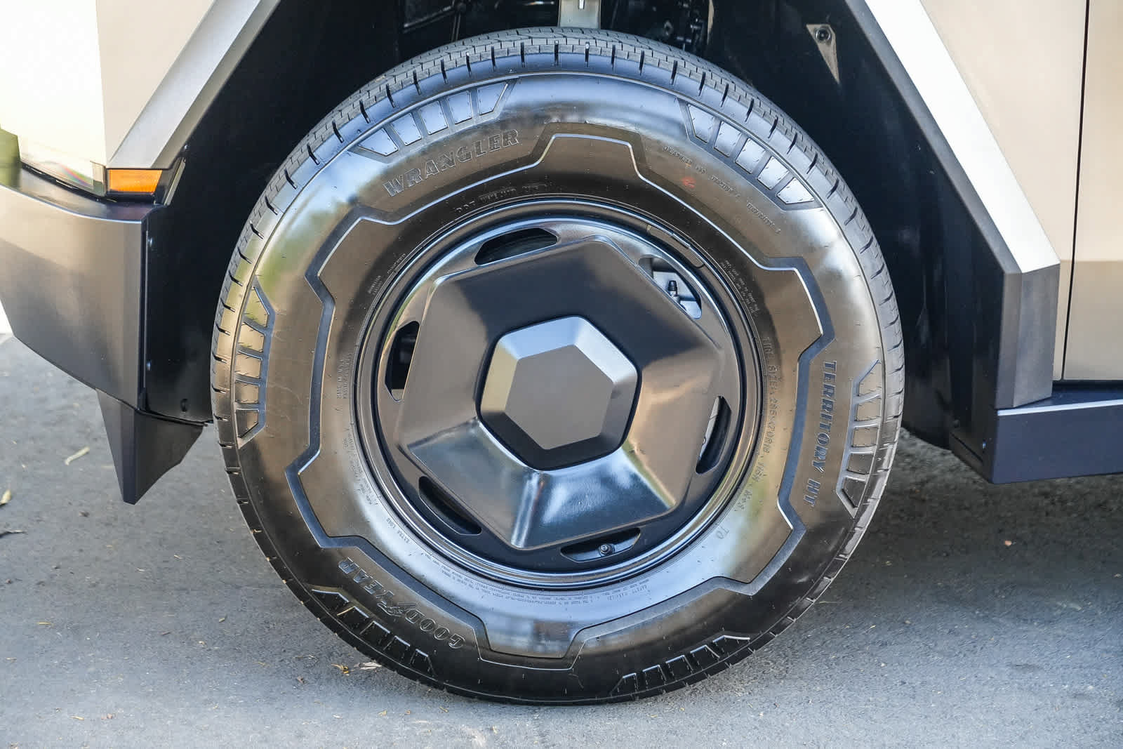 Used 2026 Tesla Cybertruck AWD Crew Cab image 10