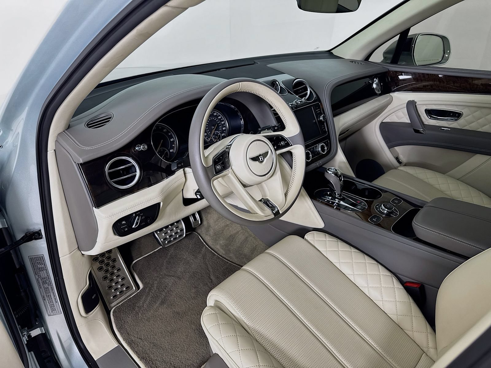 Certified 2020 Bentley Bentayga Plug-In Hybrid AWD/4WD image 11
