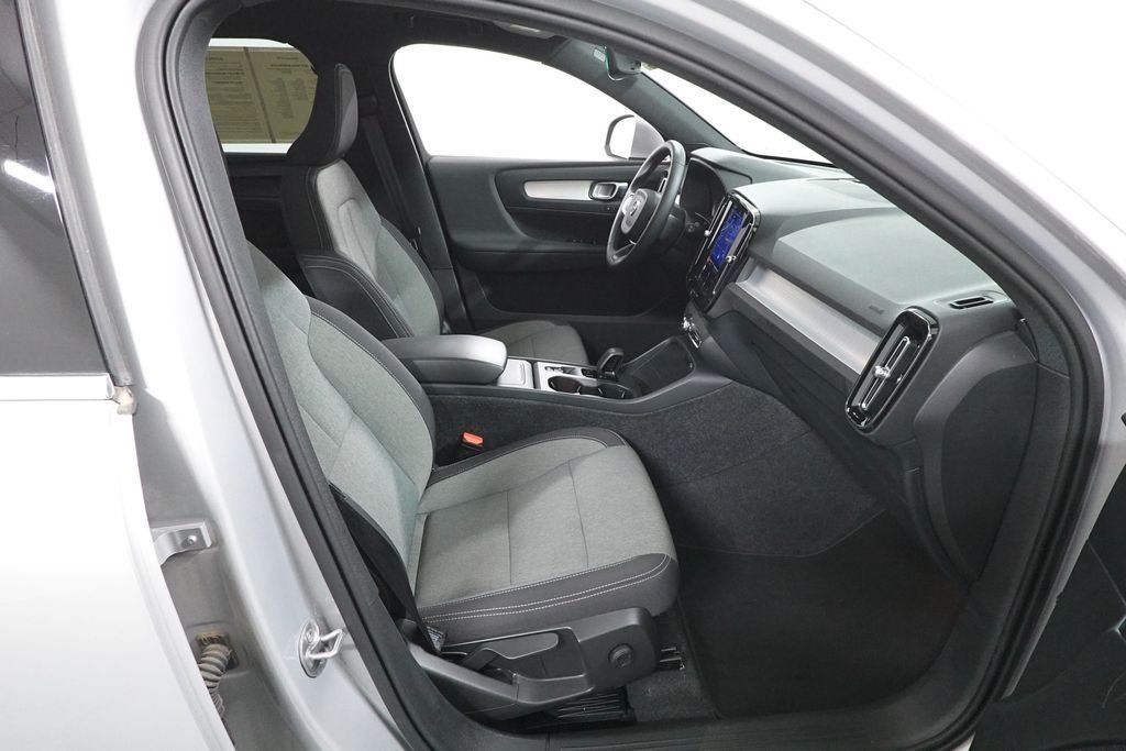 Used 2025 Volvo XC40 B5 Core AWD/4WD image 30