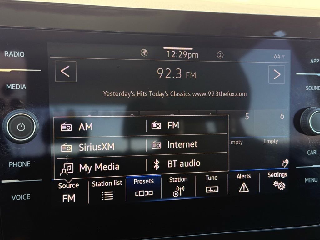 Certified 2025 Volkswagen Taos SE image 12