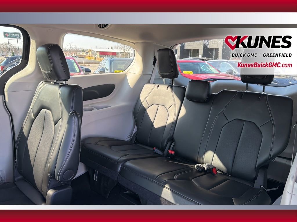 Used 2024 Chrysler Pacifica Touring-L FWD image 36