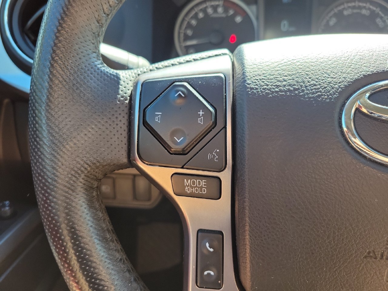 Used 2022 Toyota Tacoma SR5 w/ Technology Package RWD image 18