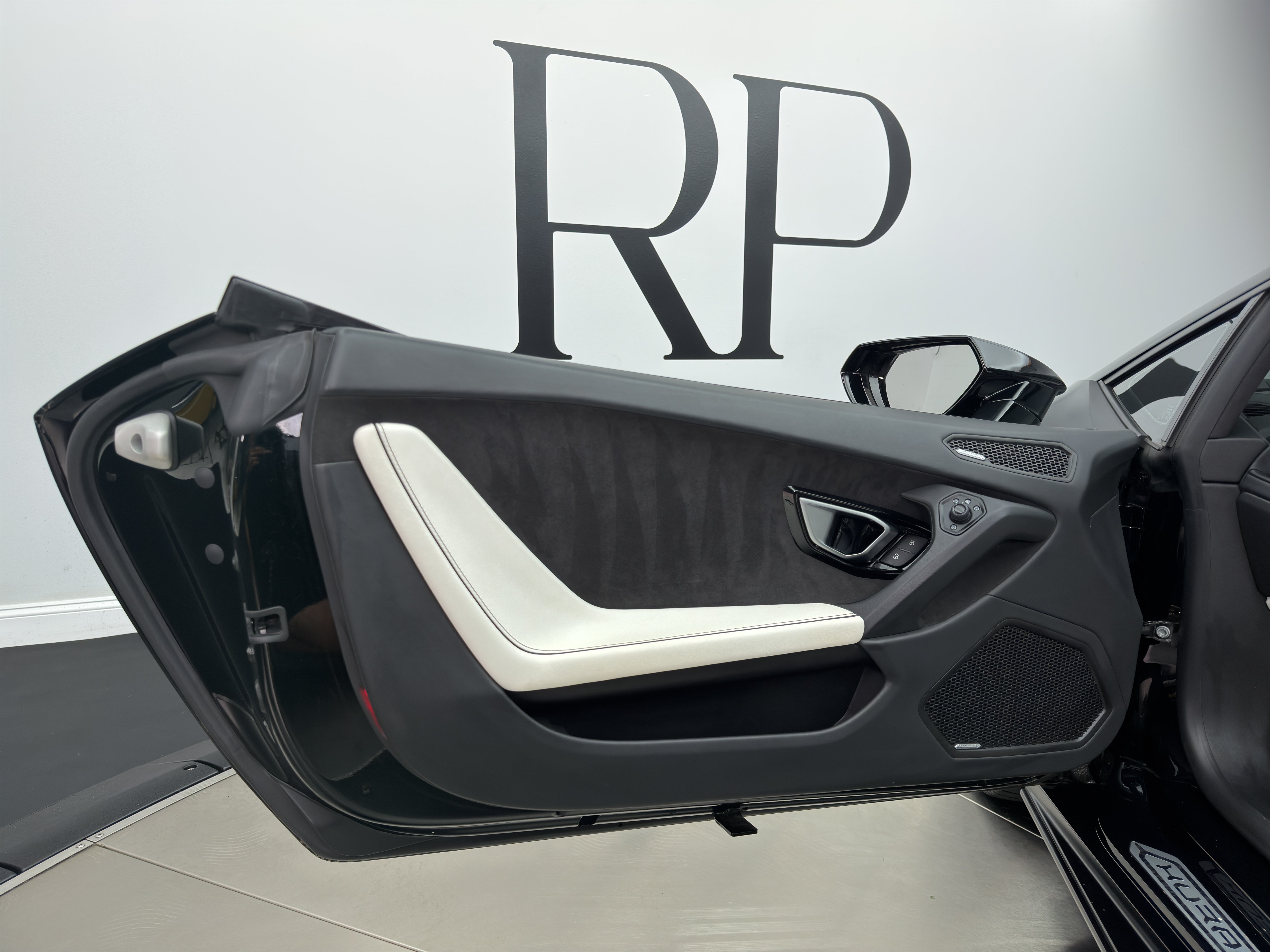 Used 2021 Lamborghini Huracan EVO RWD image 27
