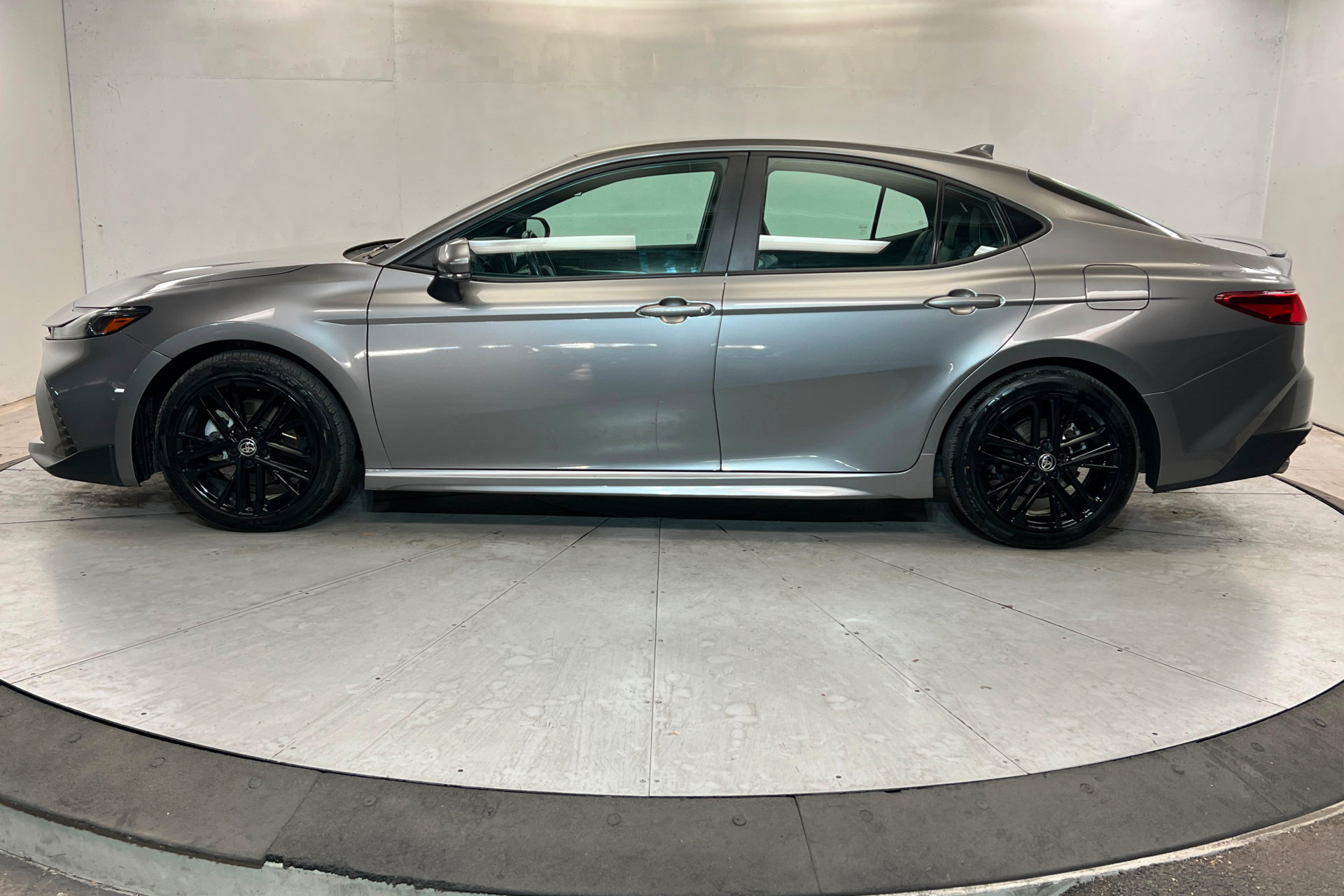 Used 2025 Toyota Camry SE FWD image 2