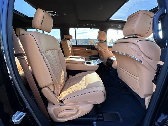 Used 2024 Jeep Grand Wagoneer Series III AWD/4WD image 32