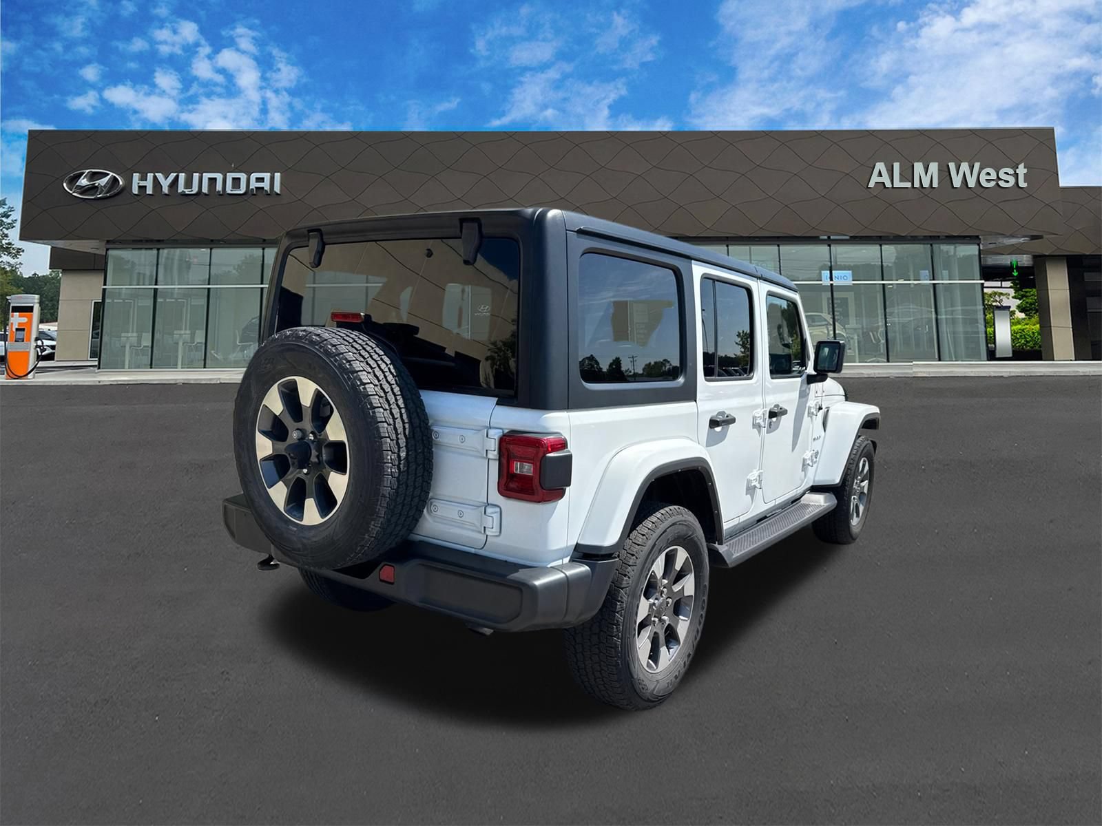 Used 2022 Jeep Wrangler Unlimited Sahara w/ Dual Top Group AWD/4WD image 5
