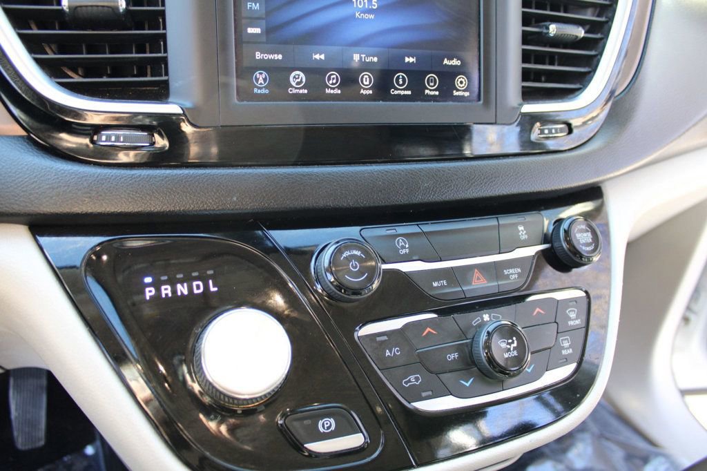 Used 2020 Chrysler Voyager Lxi image 11