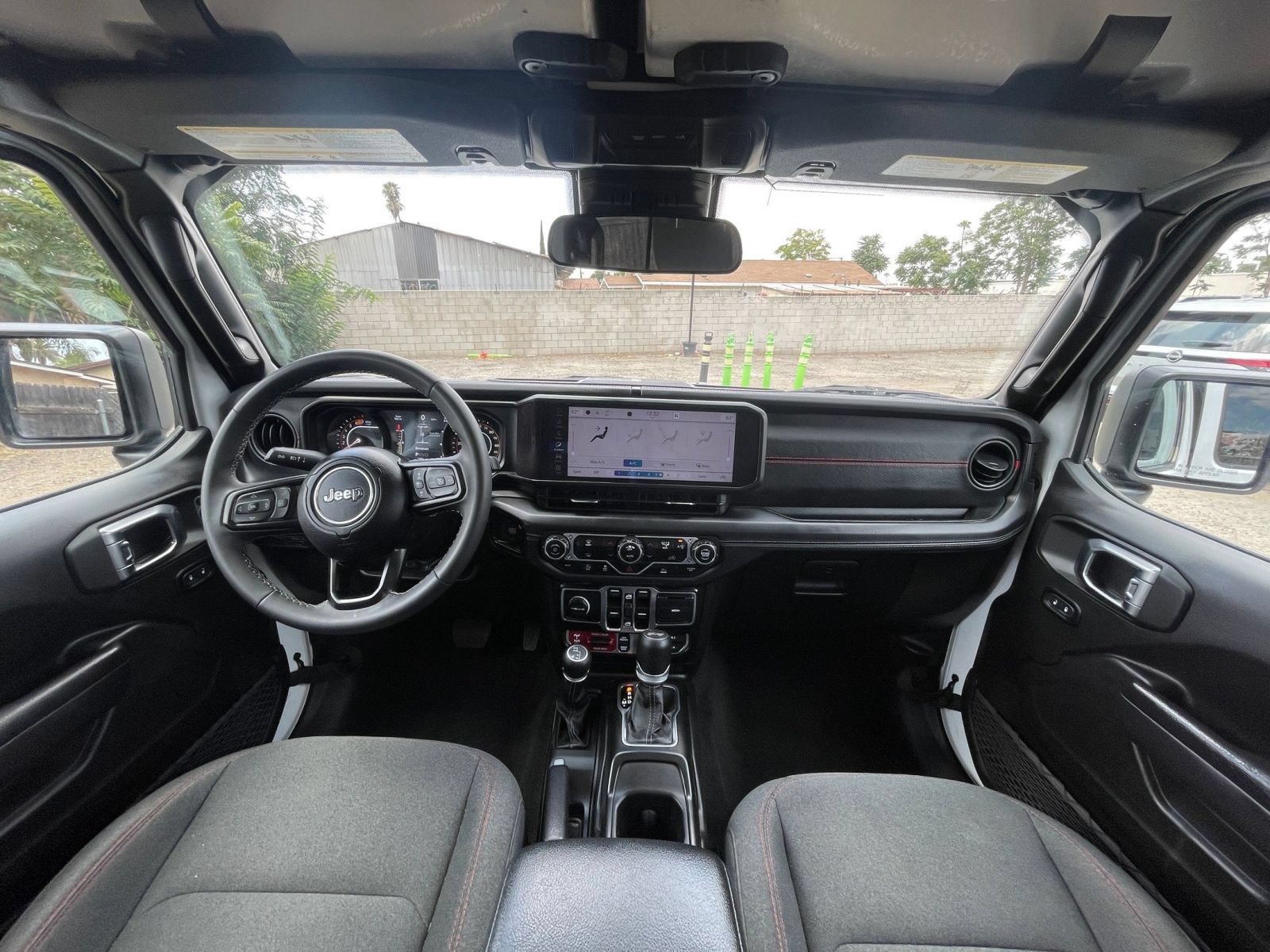 Used 2025 Jeep Wrangler Unlimited Rubicon AWD/4WD image 27