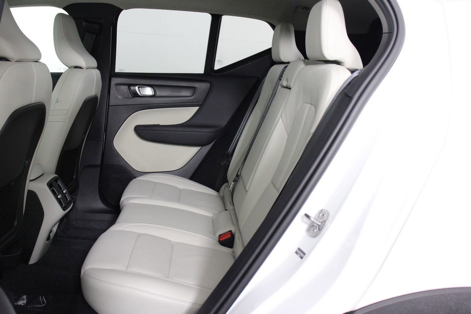 Certified 2026 Volvo XC40 B5 Plus w/ Protection Package Premier image 32