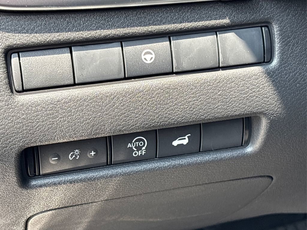 Used 2025 Nissan Rogue SL AWD/4WD image 39