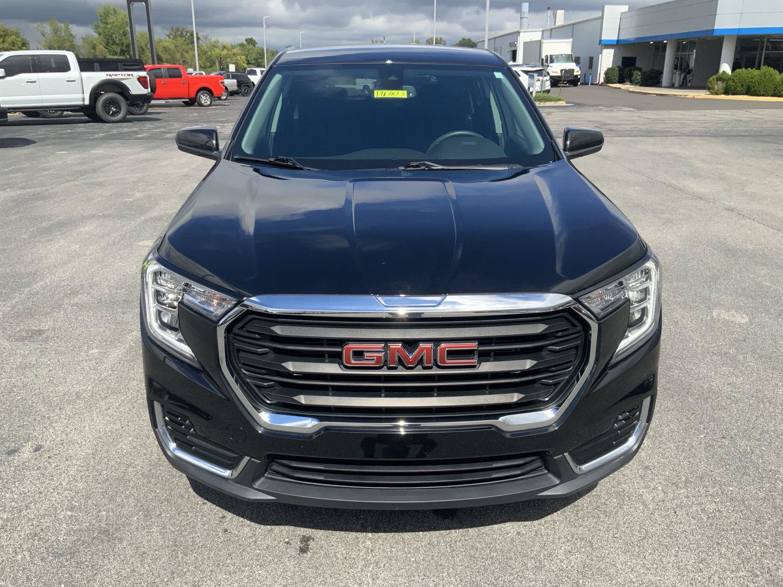 Used 2023 GMC Terrain SLE AWD/4WD image 3