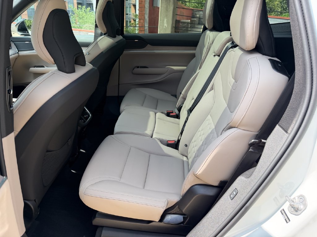 Certified 2025 Volvo EX90 Plus AWD/4WD image 25
