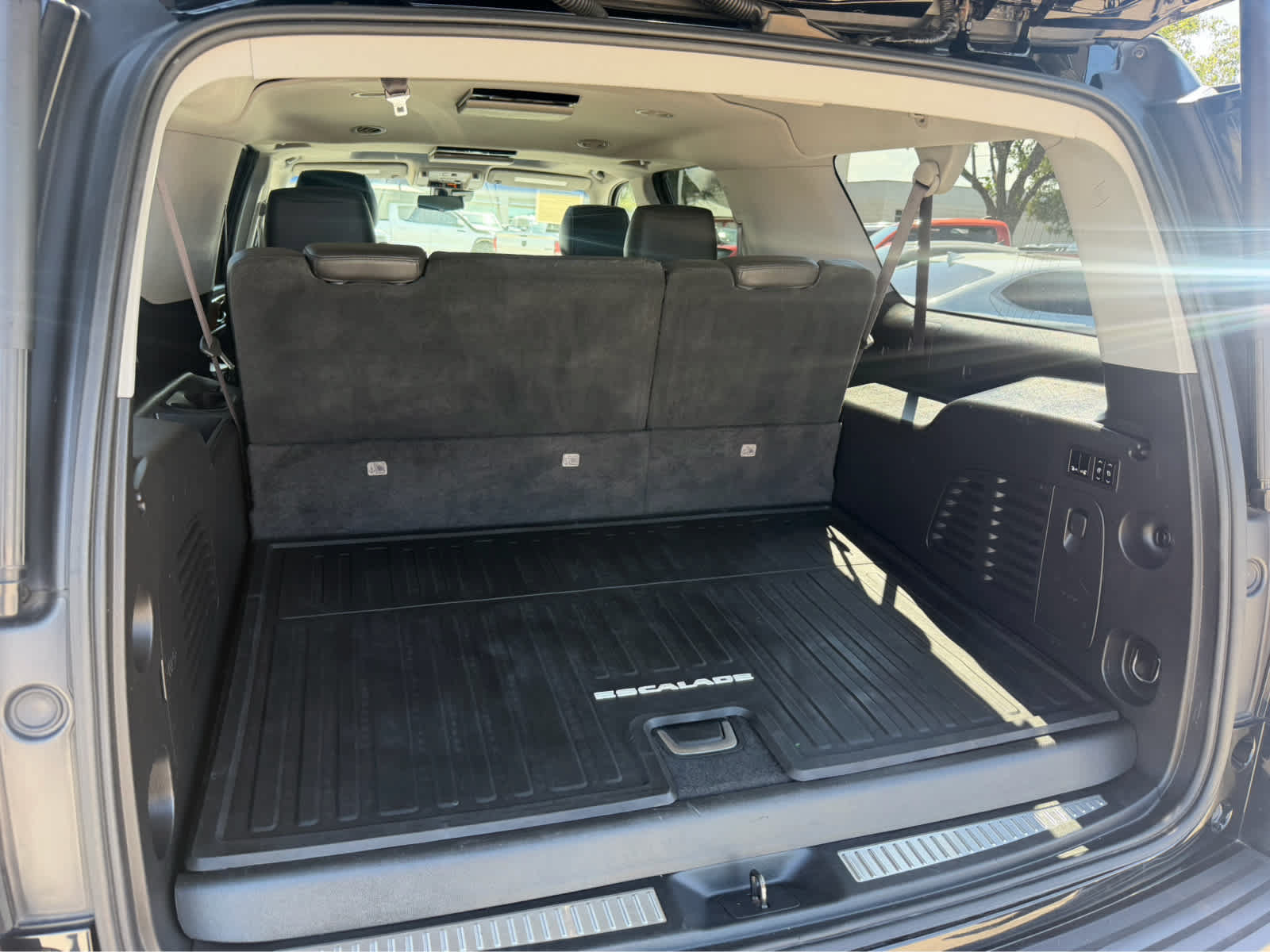 Used 2017 Cadillac Escalade ESV Luxury AWD/4WD image 13