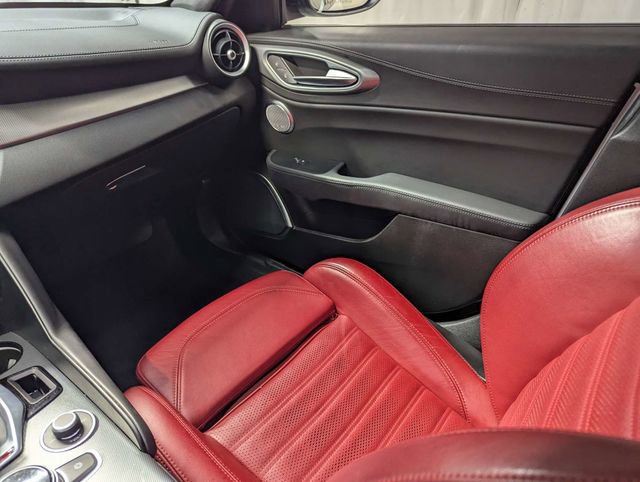 Used 2022 Alfa Romeo Giulia Veloce RWD image 8