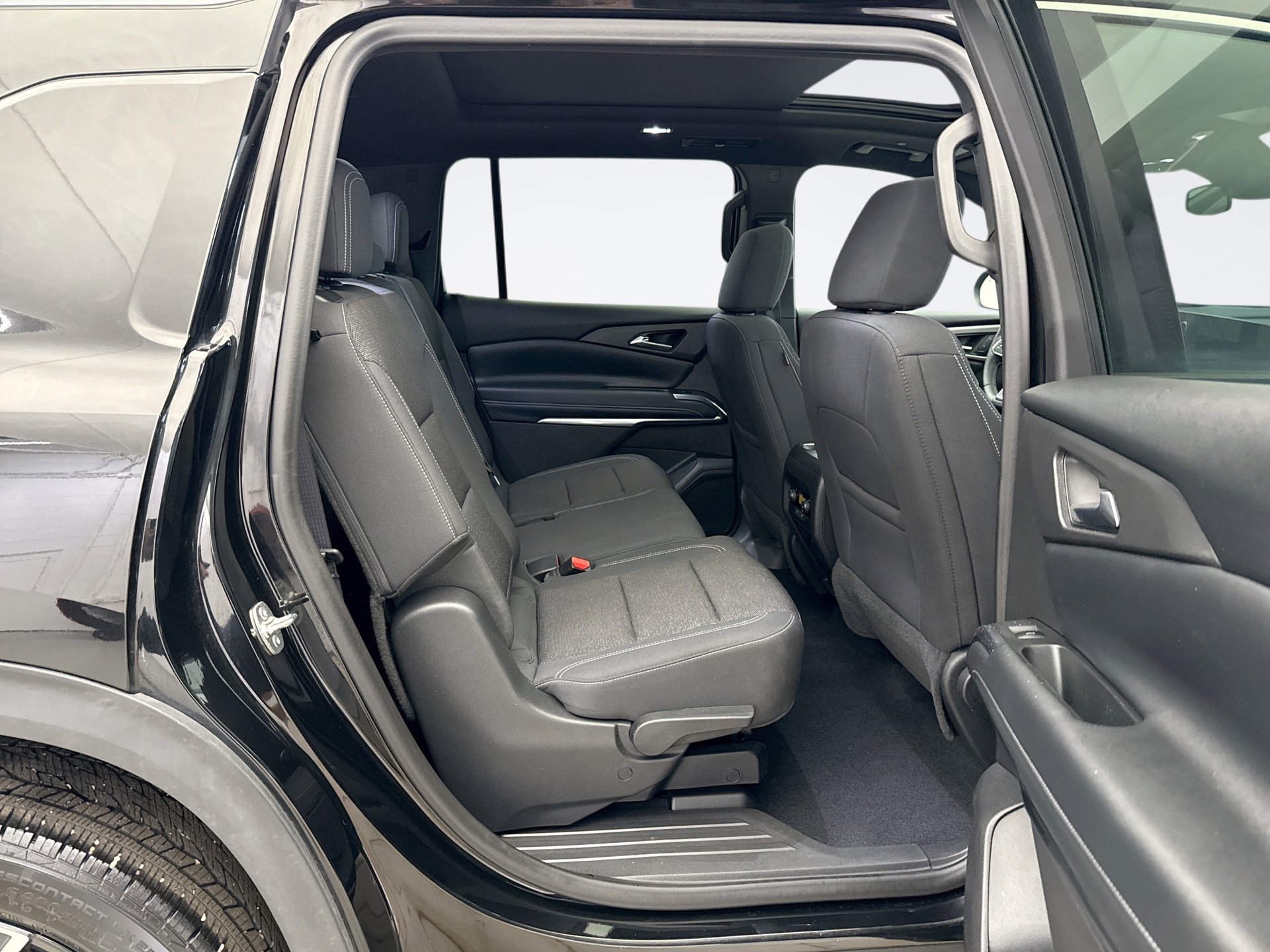 Used 2025 Chevrolet Traverse LT w/ Sun and Wheel Package image 18