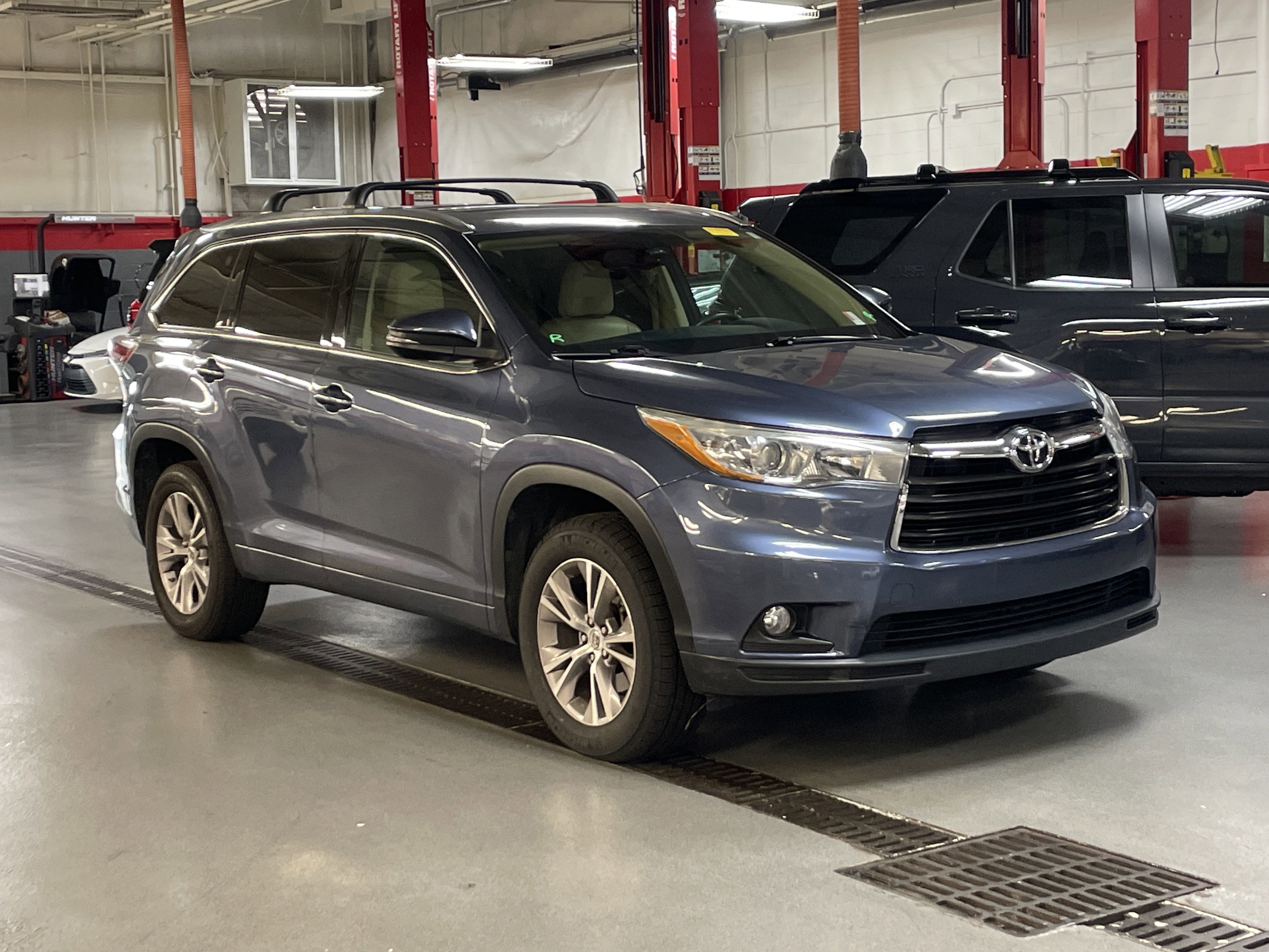 Used 2015 Toyota Highlander XLE FWD image 2