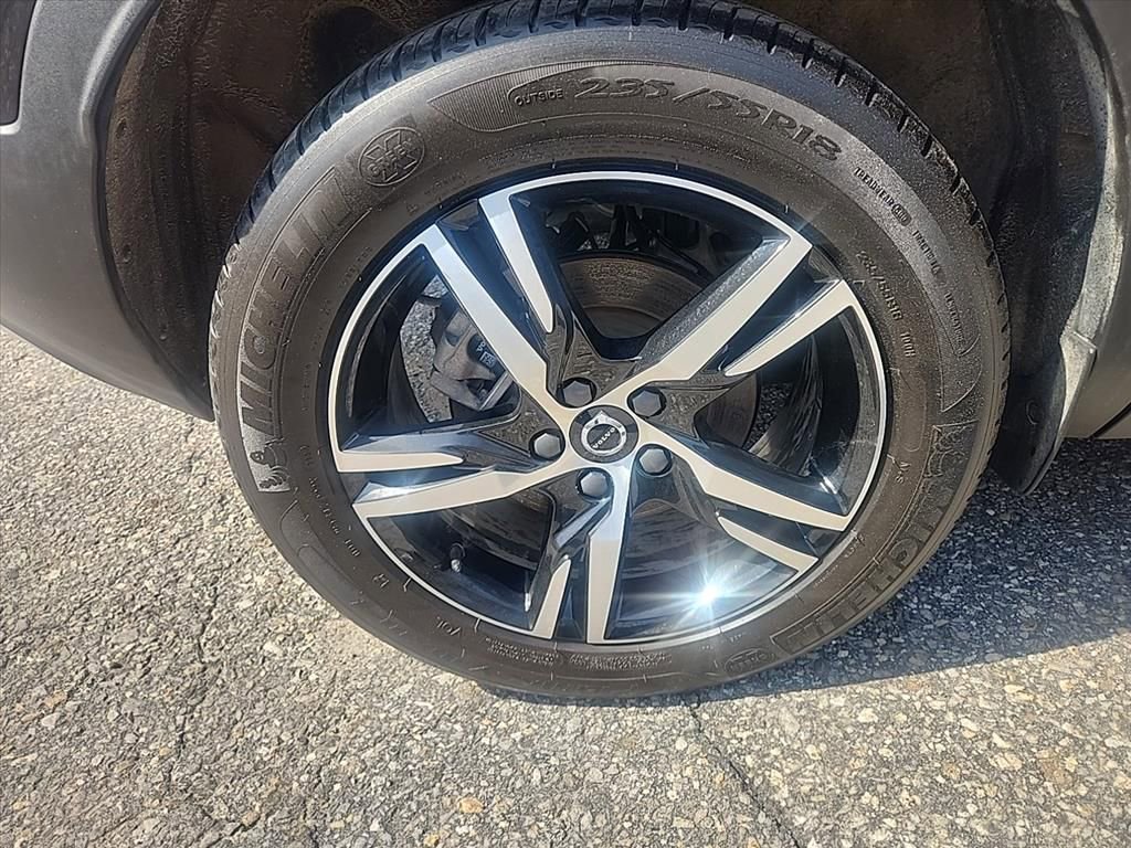 Certified 2025 Volvo XC40 B5 Core AWD/4WD image 11