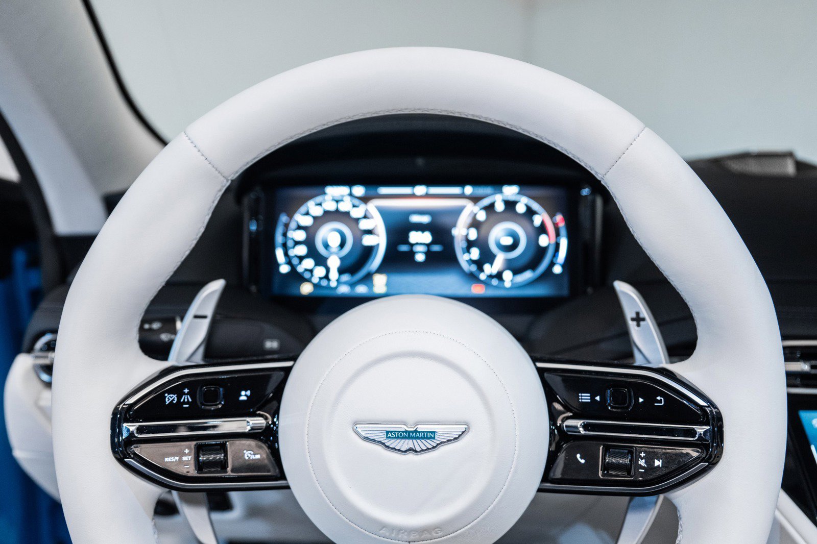 Used 2025 Aston Martin DB12 Volante image 11