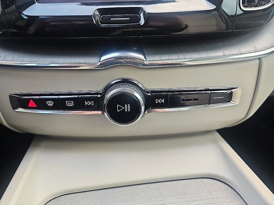 Used 2024 Volvo XC60 B5 Plus w/ Protection Package Premier image 26