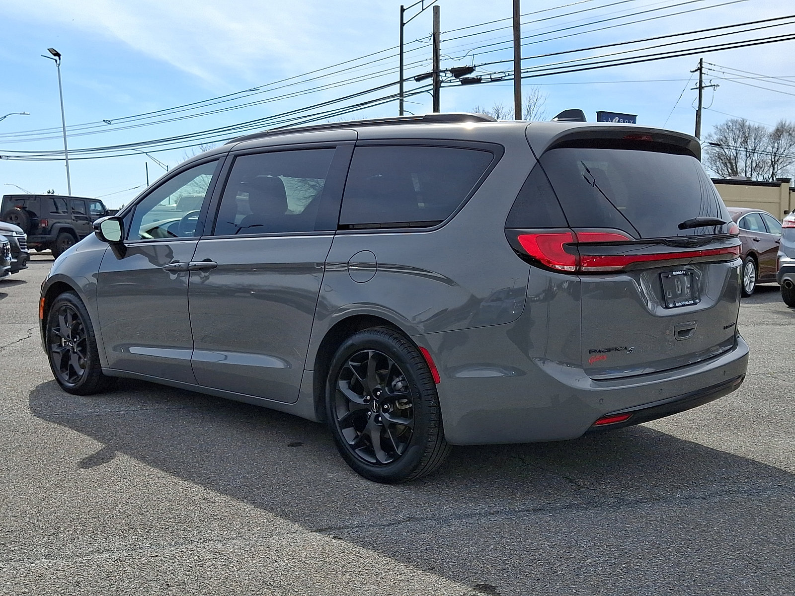 Used 2025 Chrysler Pacifica Limited image 4