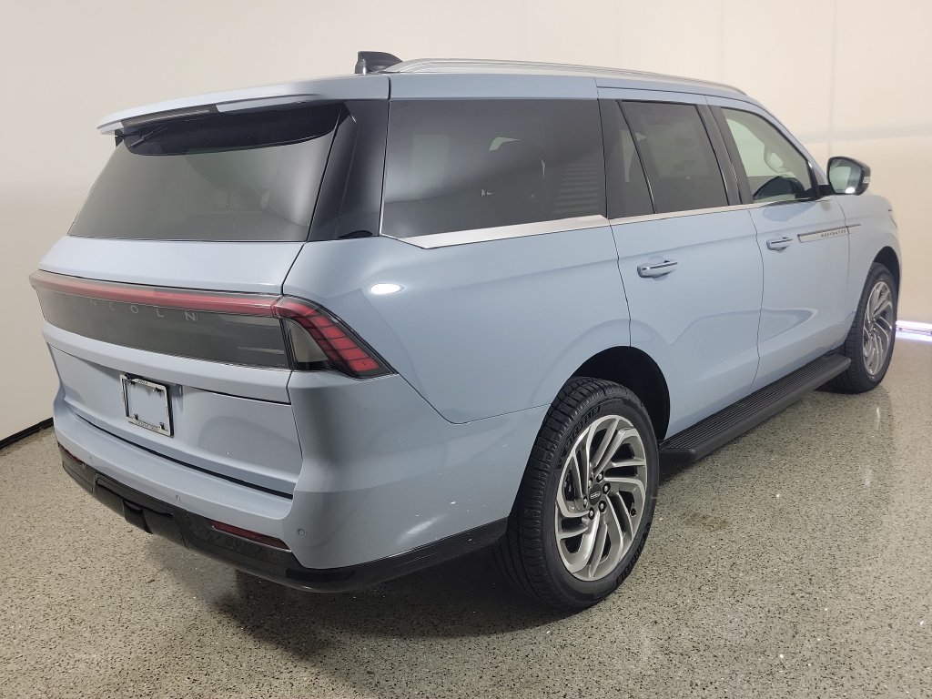 New 2027 Lincoln Navigator Premiere RWD image 4