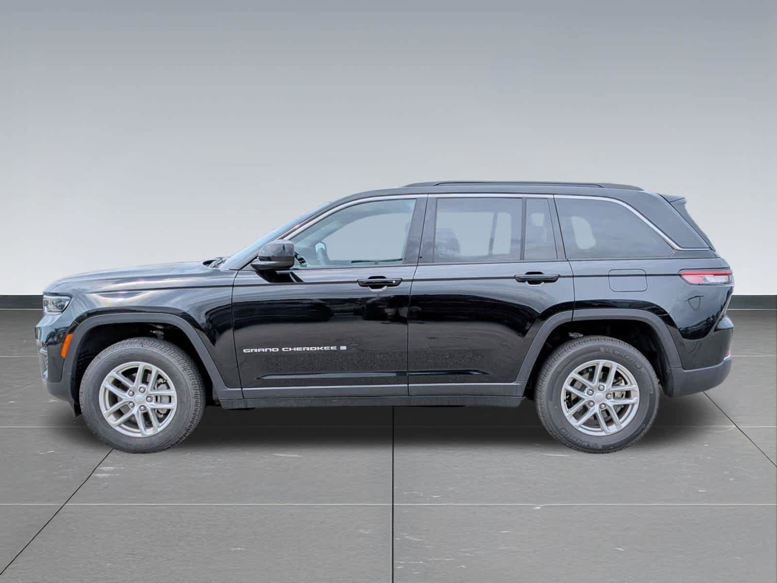 Used 2025 Jeep Grand Cherokee Laredo X w/ Luxury Tech Group I AWD/4WD image 2