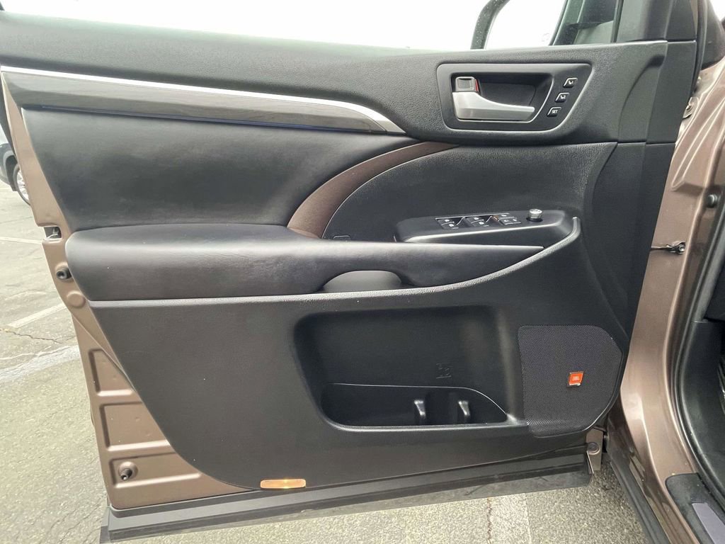 Used 2019 Toyota Highlander Limited FWD image 25
