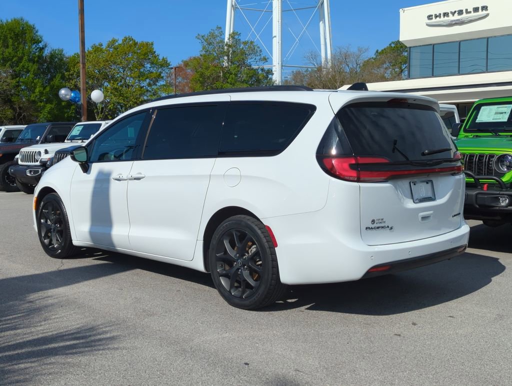 Used 2025 Chrysler Pacifica Limited image 6