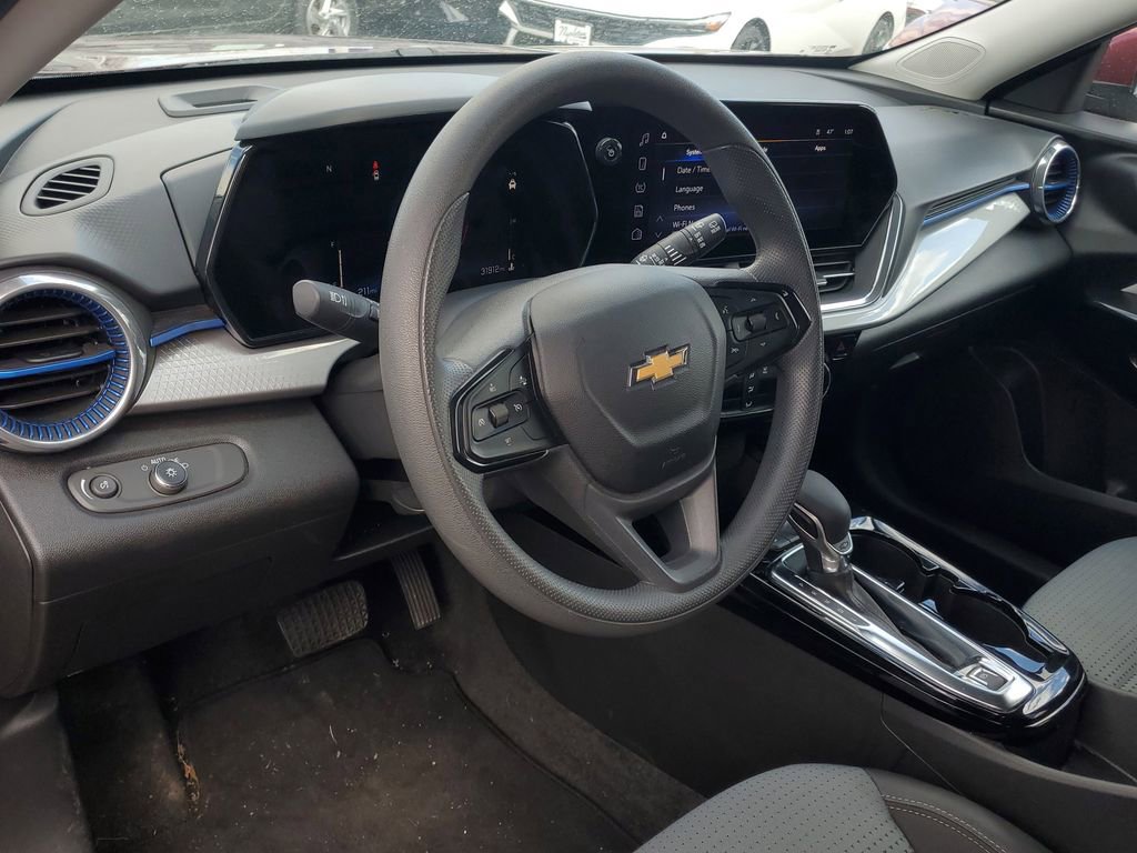 Used 2025 Chevrolet Trax LT image 9