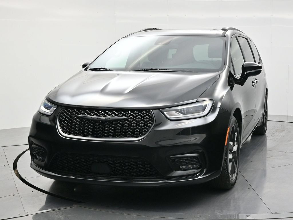 Used 2025 Chrysler Pacifica Limited FWD image 2