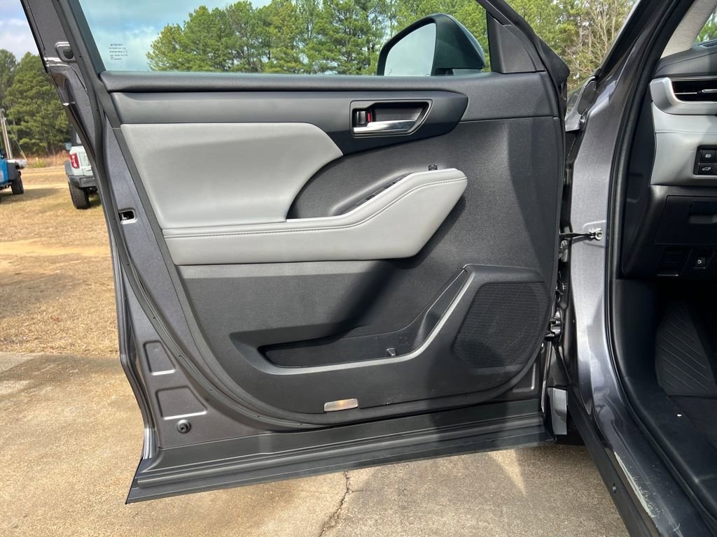 Used 2022 Toyota Highlander XLE image 11