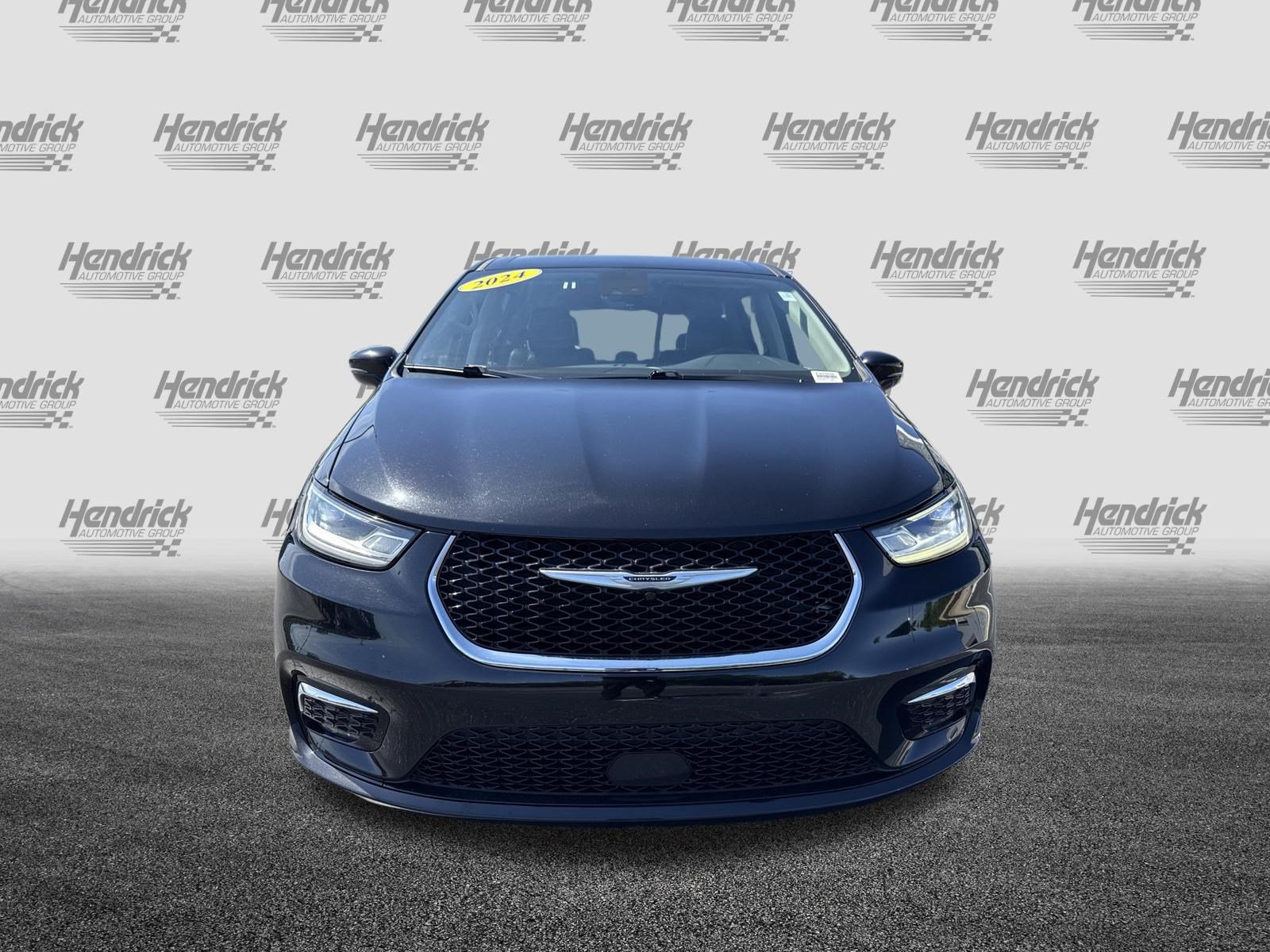 Used 2024 Chrysler Pacifica Touring-L FWD image 3