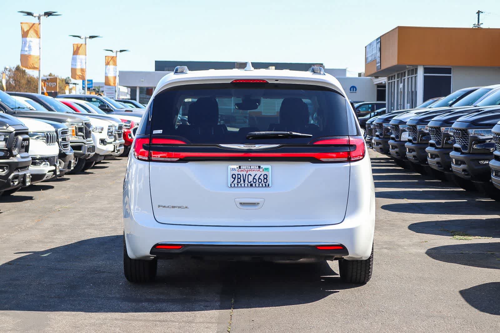Used 2022 Chrysler Pacifica Touring-L FWD image 5