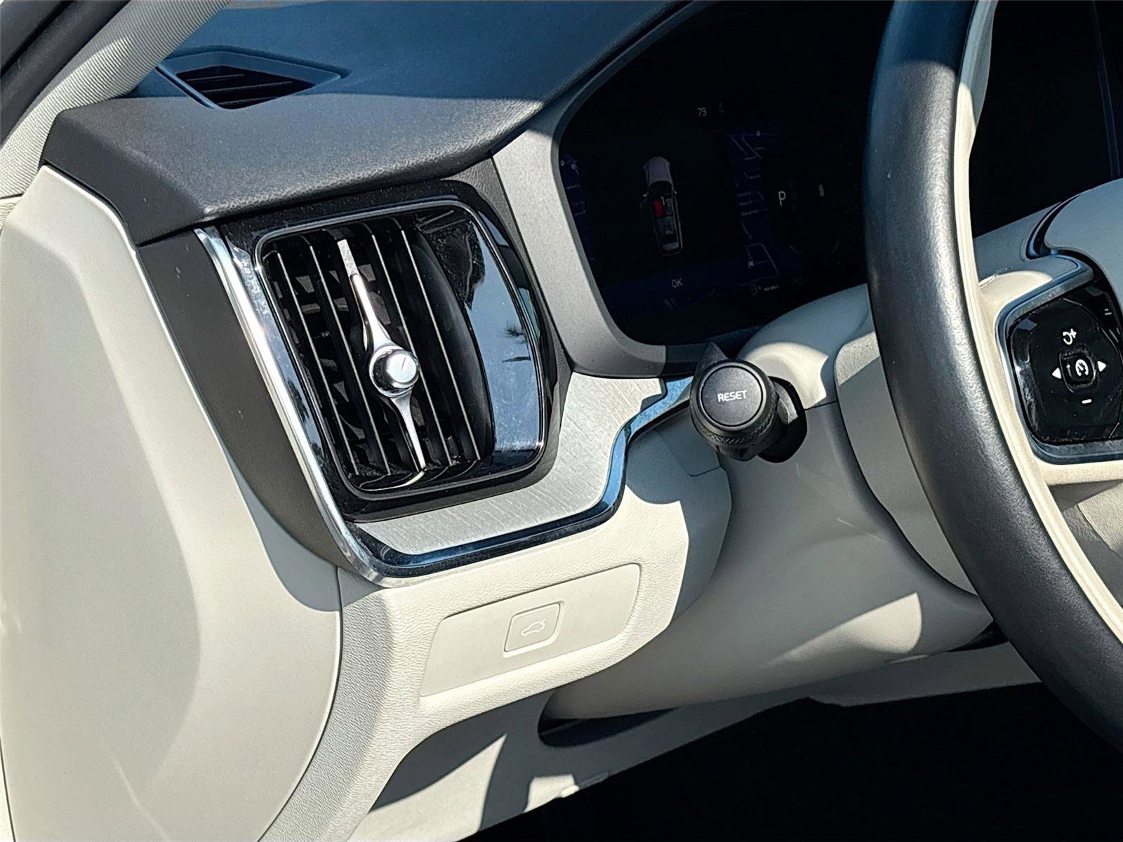 Used 2025 Volvo V60 B5 Cross Country Plus image 10