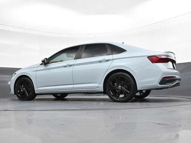 Used 2025 Volkswagen Jetta SE image 32