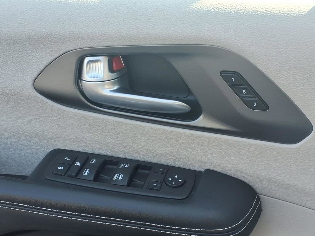Used 2024 Chrysler Pacifica Touring-L FWD image 21