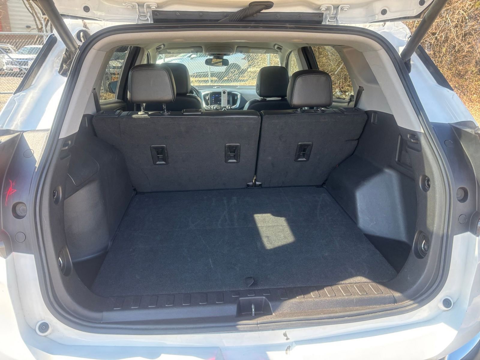 Used 2024 GMC Terrain SLT image 33