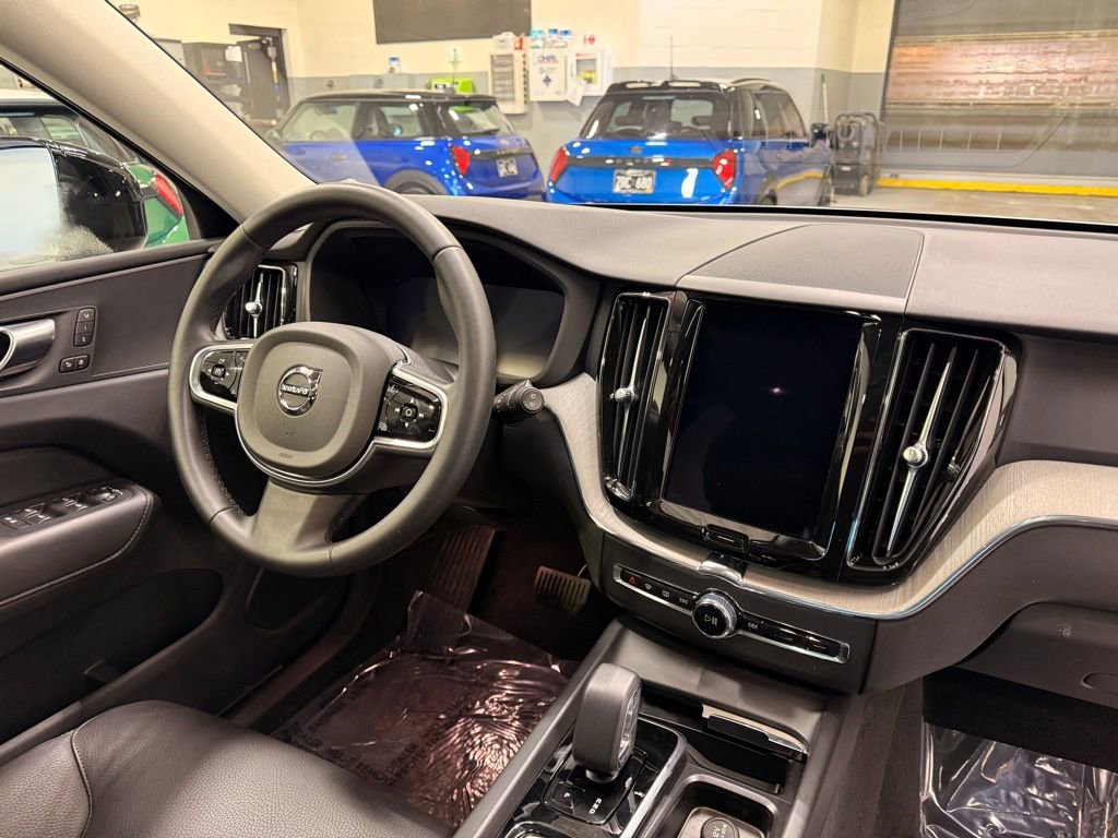 Used 2025 Volvo XC60 B5 Plus image 30