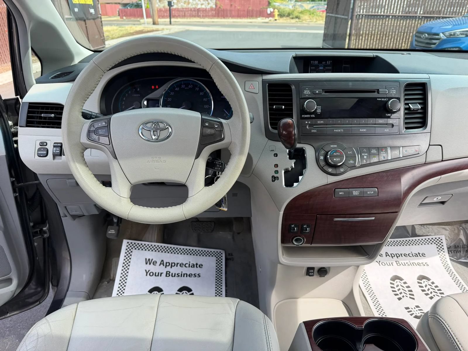 Used 2013 Toyota Sienna XLE FWD image 17