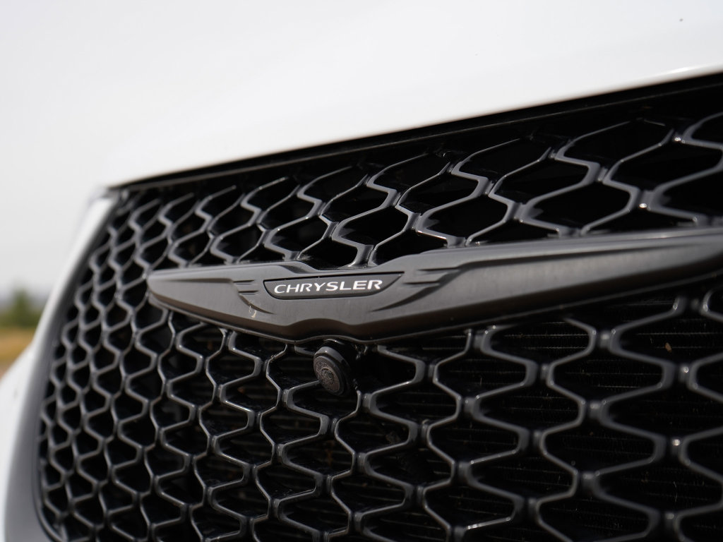 Used 2024 Chrysler Pacifica Limited image 2