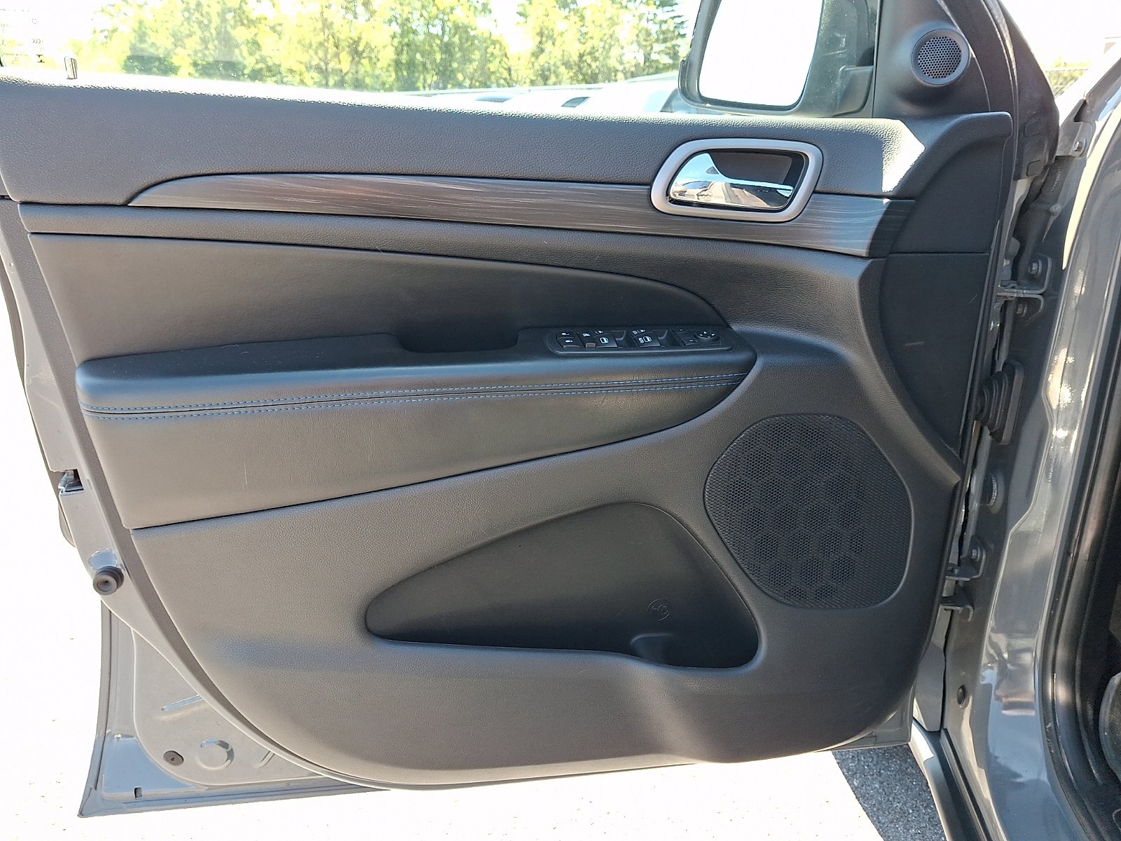 Used 2019 Jeep Grand Cherokee Laredo AWD/4WD image 14