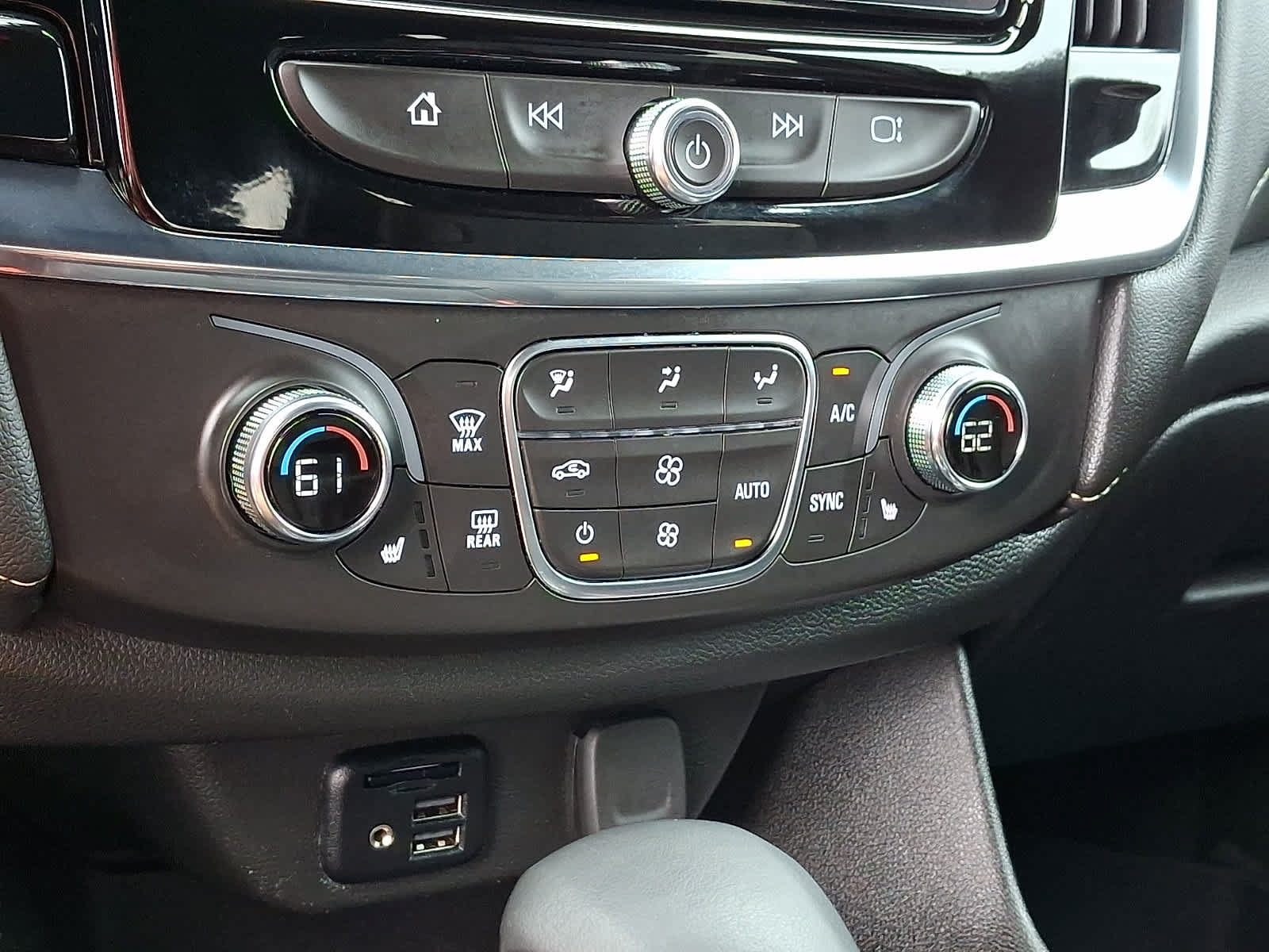 Used 2023 Chevrolet Traverse LT w/ LT Premium Package AWD/4WD image 19