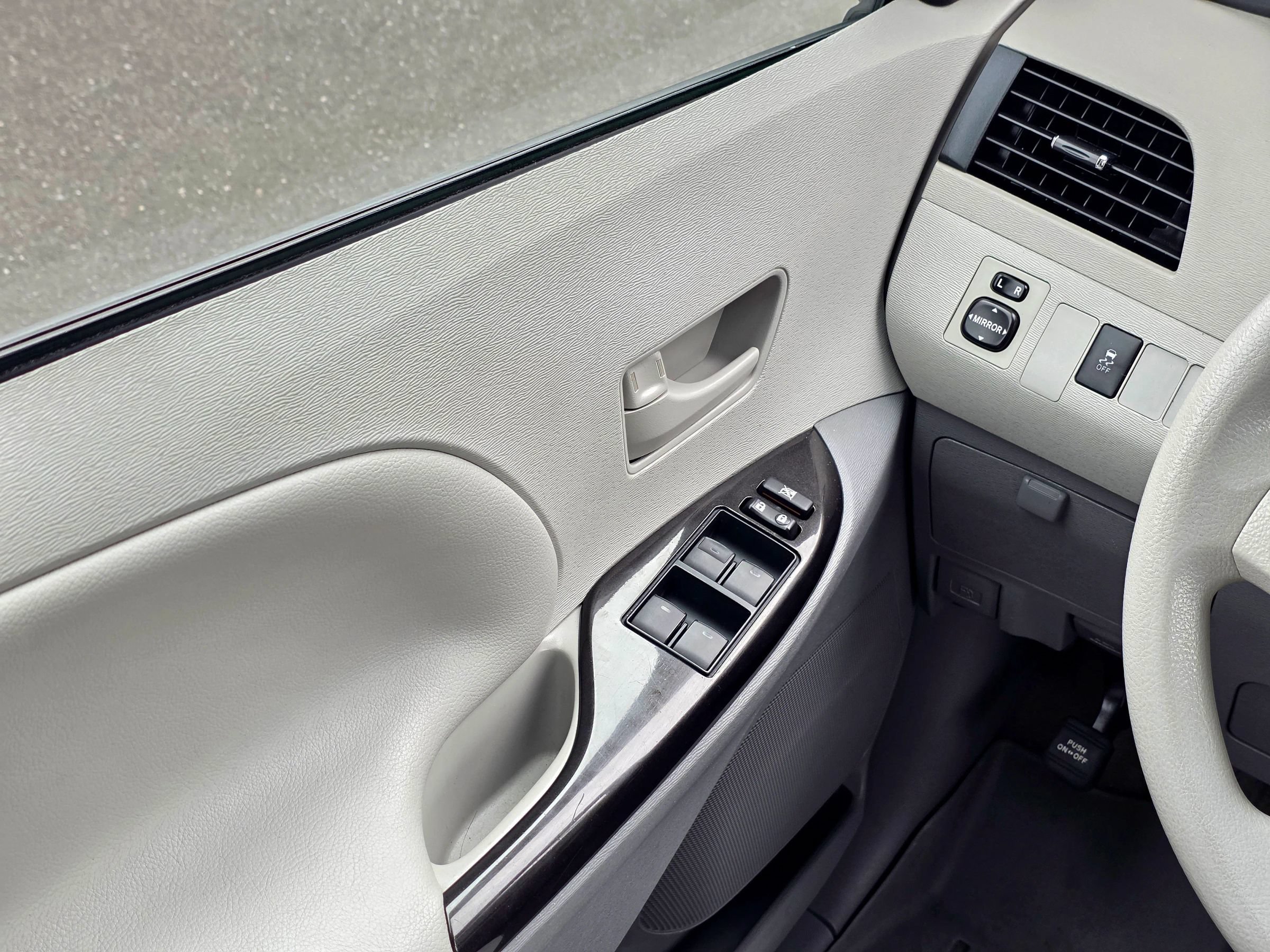 Used 2014 Toyota Sienna LE AWD/4WD image 25