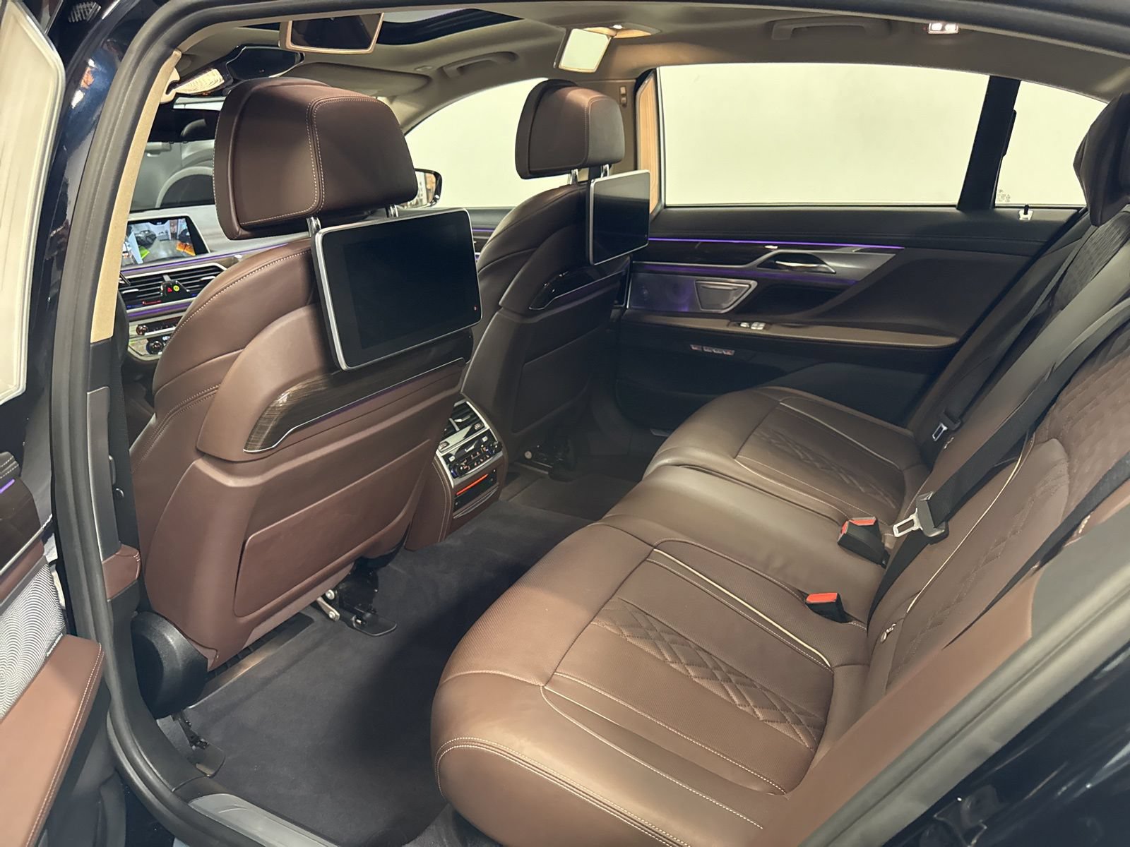 Used 2018 BMW 750i RWD image 16