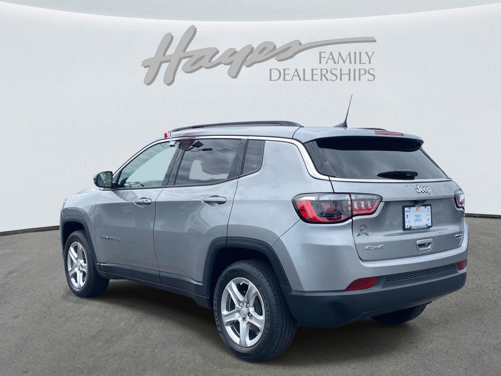 Used 2023 Jeep Compass Latitude AWD/4WD image 8